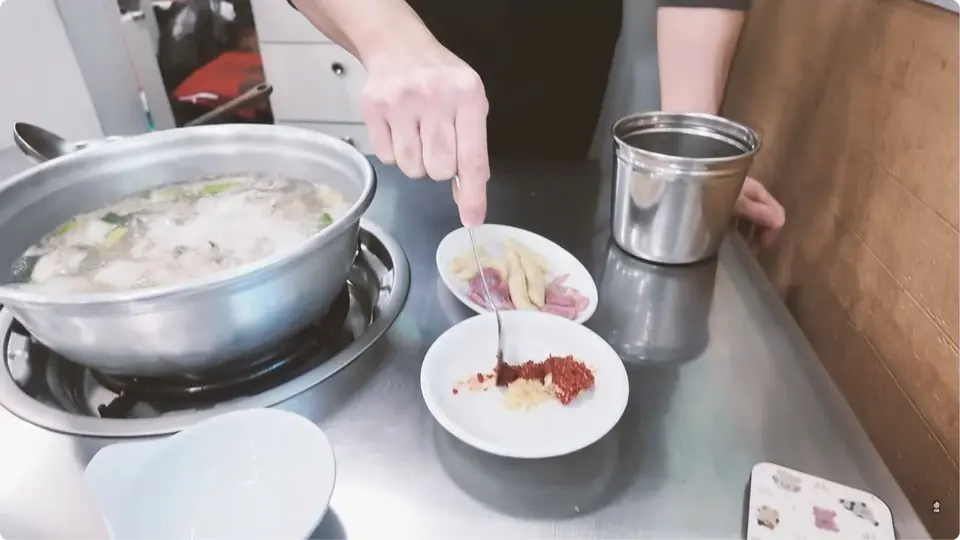 닭한마리 소스 만드는 방법을 보여주는 실제 영상 장면